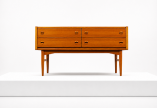 Découvrez cette élégante enfilade vintage en teck des années 60. 4 tiroirs, pieds compas, lignes scandinaves et très bel état. Pièce Mid-Century.