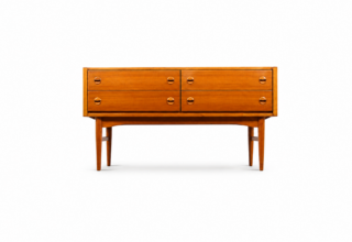 Découvrez cette élégante enfilade vintage en teck des années 60. 4 tiroirs, pieds compas, lignes scandinaves et très bel état. Pièce Mid-Century.